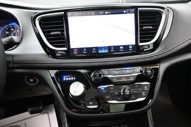 Used 2025 Chrysler Pacifica Limited FWD image 10