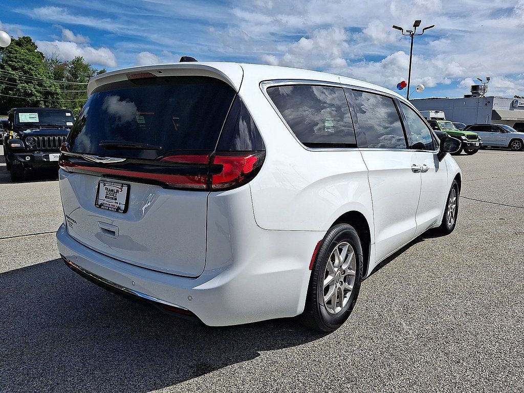 Used 2024 Chrysler Pacifica Touring-L FWD image 25