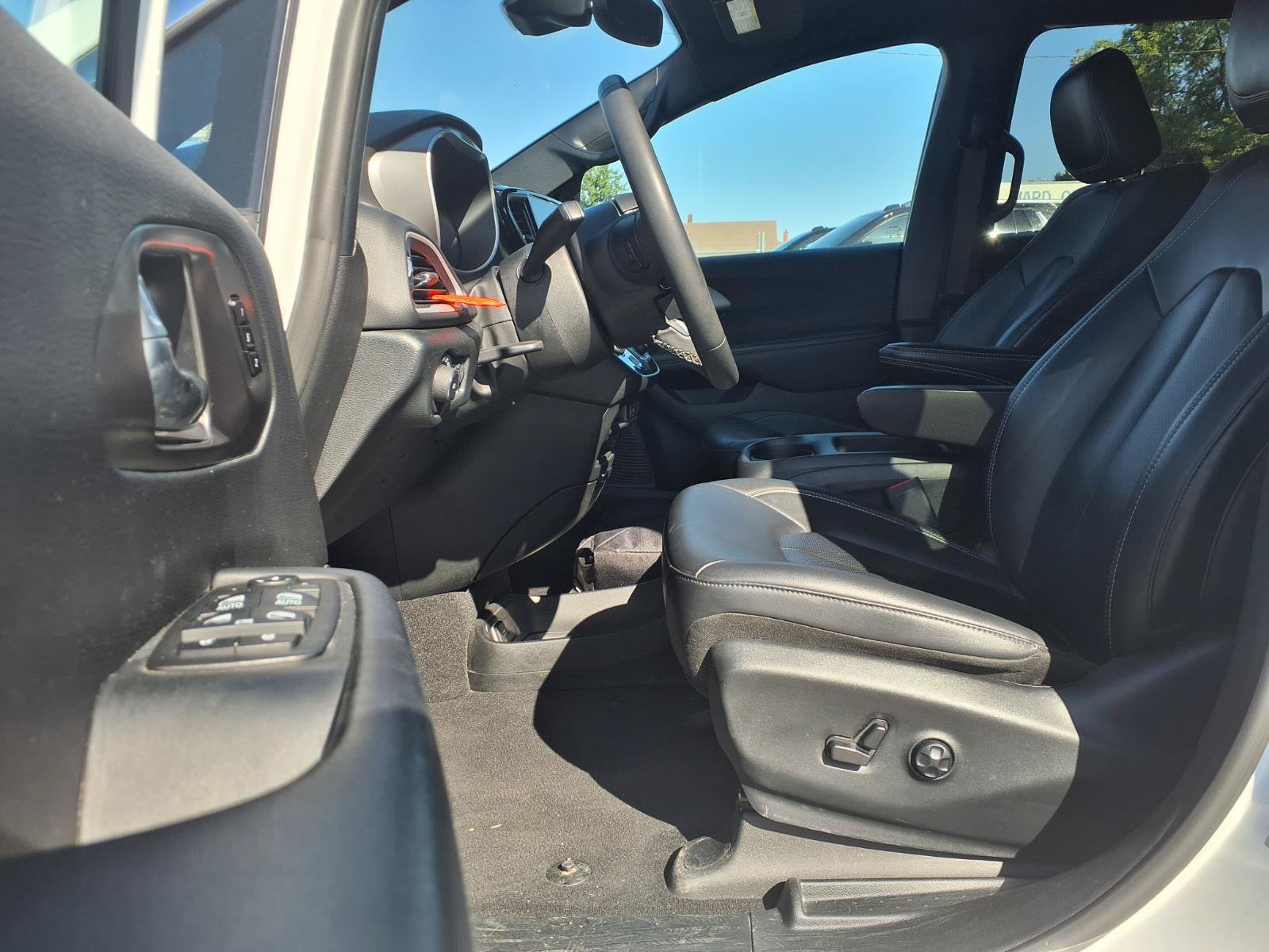 Used 2025 Chrysler Pacifica Select FWD image 5