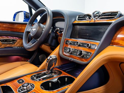 Used 2021 Bentley Bentayga w/ First Edition Specification AWD/4WD image 33