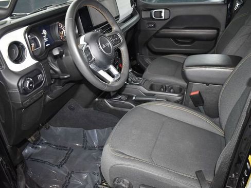 Used 2024 Jeep Wrangler Unlimited Sahara AWD/4WD image 15