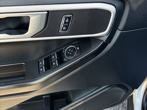Used 2021 Ford Explorer Base image 10