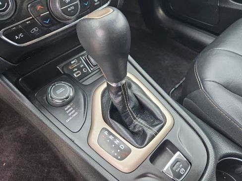 Used 2018 Jeep Cherokee Limited image 31
