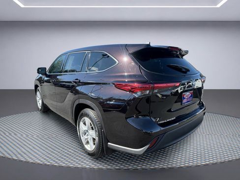 Used 2022 Toyota Highlander LE AWD/4WD image 4