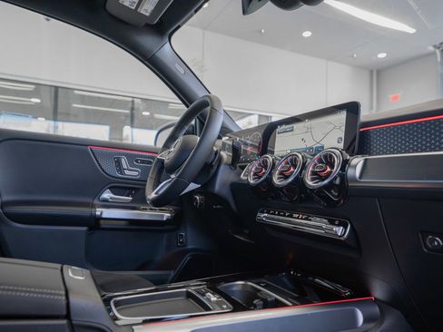 Used 2025 Mercedes-Benz GLB 250 image 18