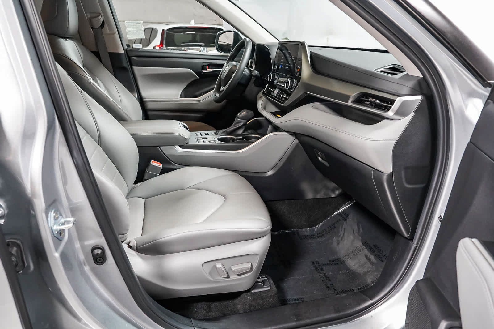 Used 2024 Toyota Highlander XLE AWD/4WD image 17