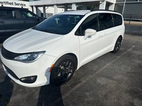 Used 2019 Chrysler Pacifica Touring-L Plus w/ Advanced Safetytec Group FWD image 1