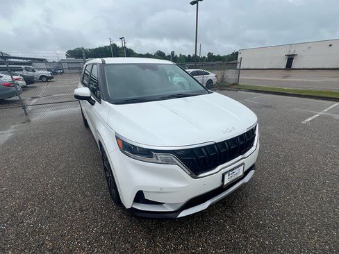 Used 2023 Kia Carnival EX FWD image 1