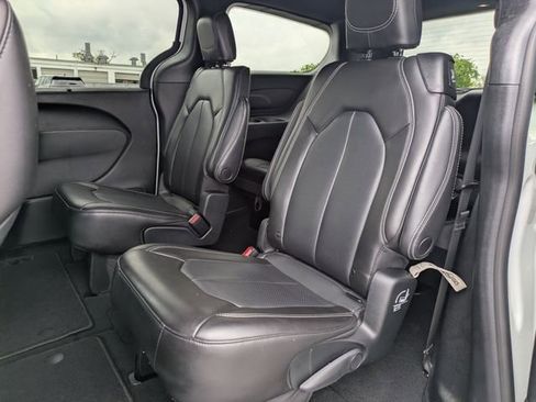 Used 2023 Chrysler Pacifica Touring-L w/ S Appearance Package image 13