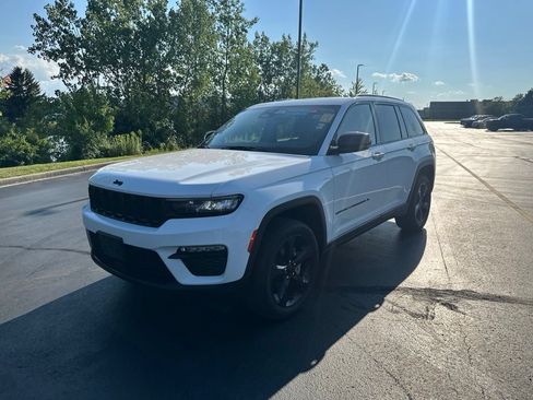 Used 2023 Jeep Grand Cherokee Limited w/ Black Appearance Package AWD/4WD image 7