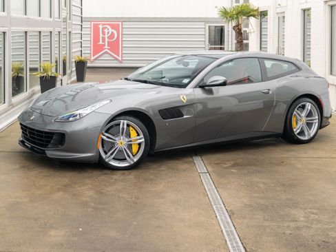 Used 2018 Ferrari GTC4Lusso image 2