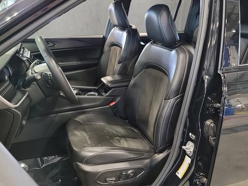 Used 2023 Jeep Grand Cherokee Altitude AWD/4WD image 10