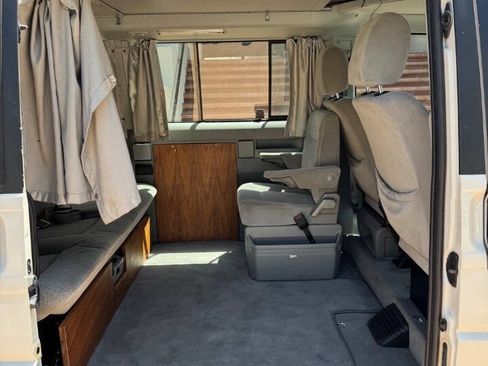 Used 2002 Volkswagen Eurovan MV FWD image 9