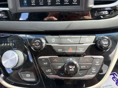Used 2019 Chrysler Pacifica Touring-L FWD image 25
