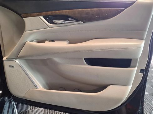 Used 2019 Cadillac Escalade Luxury AWD/4WD image 12