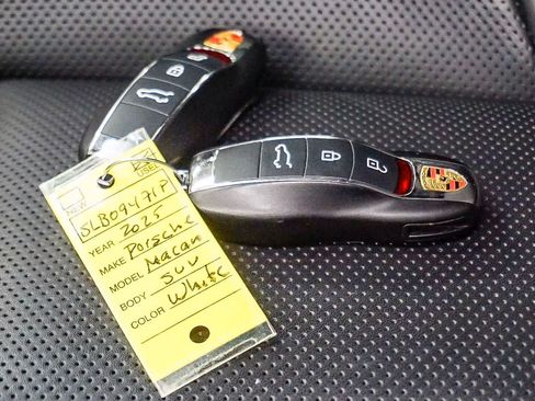 Used 2025 Porsche Macan AWD/4WD image 22