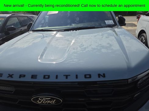 Used 2025 Ford Expedition Platinum w/ Stealth Appearance Package AWD/4WD image 2