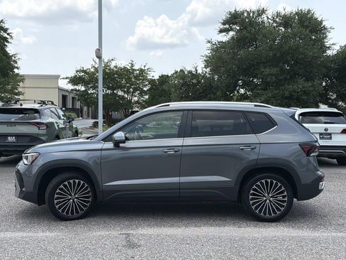 Used 2025 Volkswagen Taos SE w/ Panoramic Sunroof Package FWD image 8