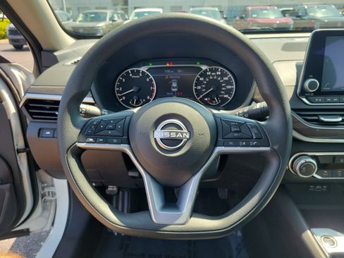 Used 2025 Nissan Altima 2.5 SV FWD image 21