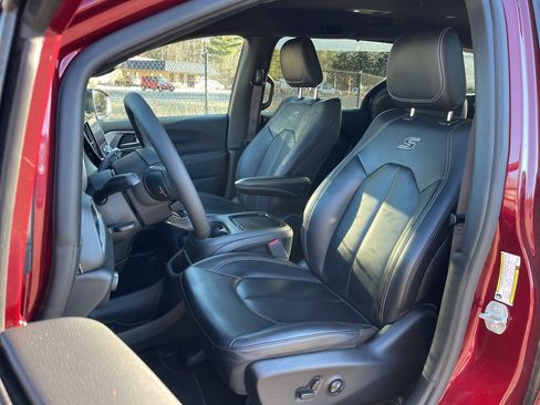 Used 2023 Chrysler Pacifica Touring-L w/ S Appearance Package image 24