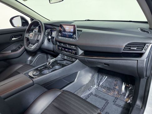 Certified 2025 Nissan Rogue SV image 15