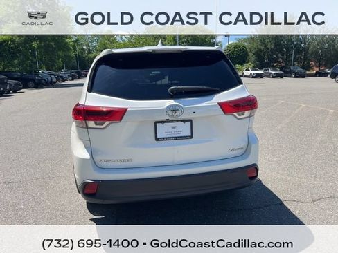 Used 2018 Toyota Highlander Plus AWD/4WD image 3