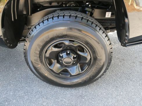 Used 2016 Toyota Tacoma SR image 32