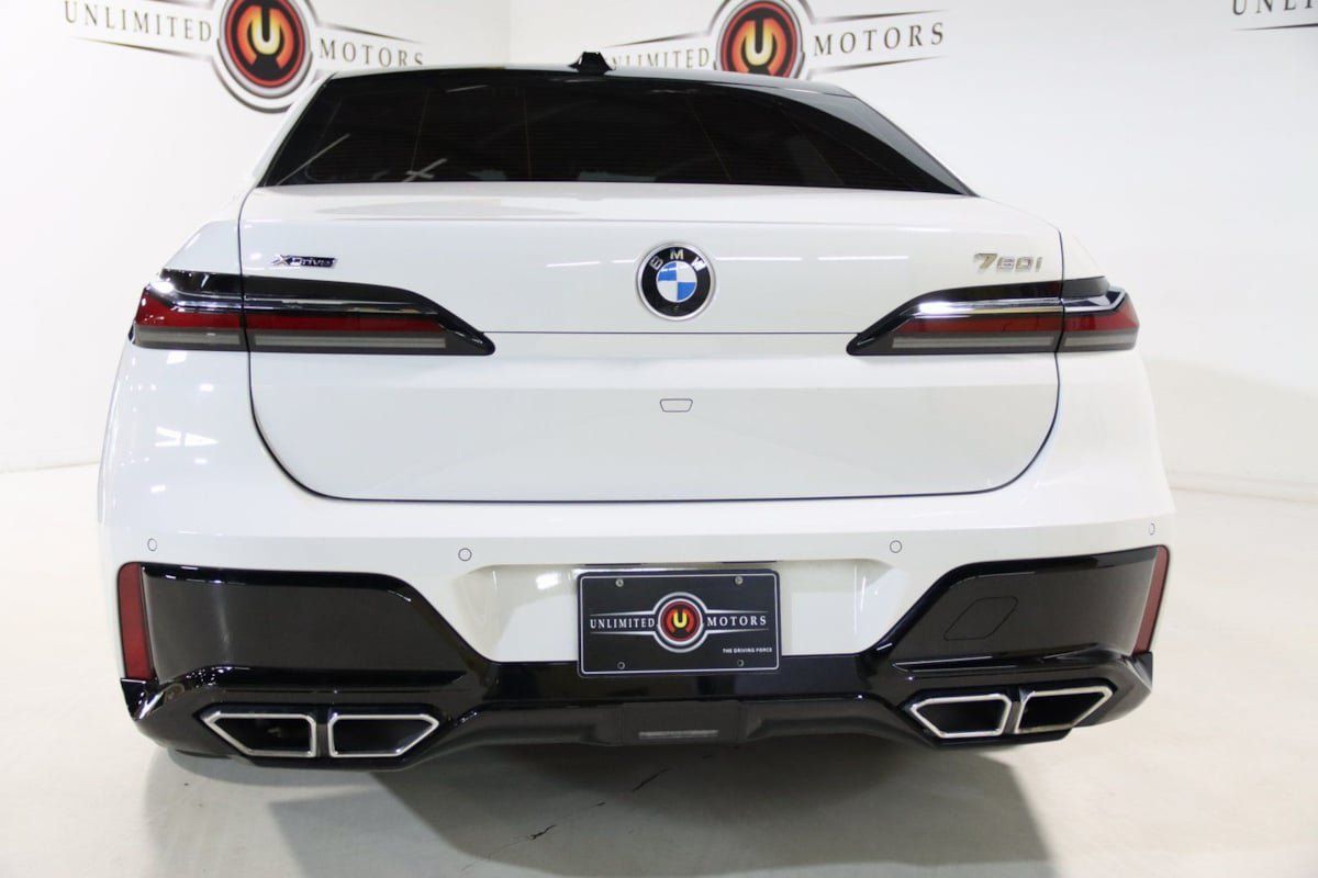 Used 2023 BMW 760i xDrive AWD/4WD image 32