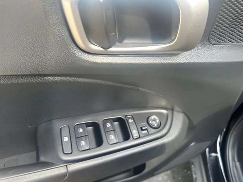 Used 2023 Hyundai Venue SEL w/ Cargo Package FWD image 6