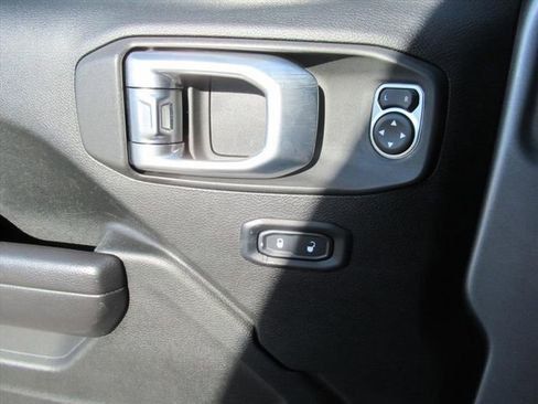 Used 2020 Jeep Wrangler Sport AWD/4WD image 19