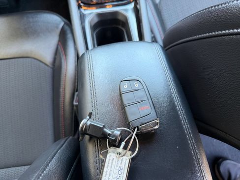 Used 2025 Jeep Compass Trailhawk AWD/4WD image 21