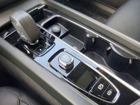Certified 2025 Volvo XC60 B5 Core AWD/4WD image 25