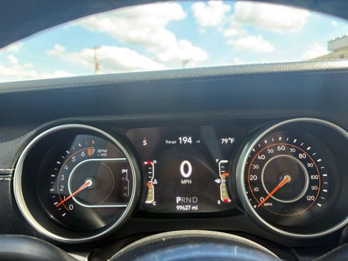 Used 2018 Jeep Wrangler Unlimited Sahara AWD/4WD image 14