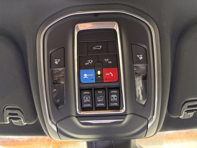 Used 2025 Jeep Wagoneer L Series III w/ Premium Group I AWD/4WD image 18