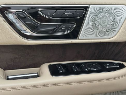 Used 2019 Lincoln Navigator Reserve image 32