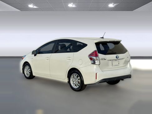 Used 2017 Toyota Prius V Three image 3