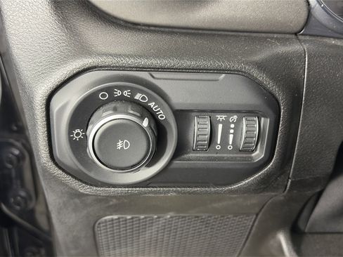 Used 2019 Jeep Wrangler Unlimited Sahara image 29