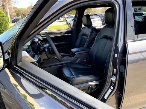 Used 2025 Jeep Grand Cherokee L Limited w/ Luxury Tech Group II image 8