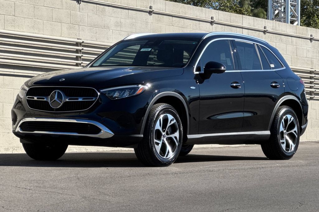 Used 2025 Mercedes-Benz GLC 350e 4MATIC image 10