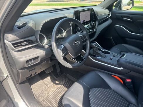 Used 2024 Toyota Highlander XSE FWD image 24