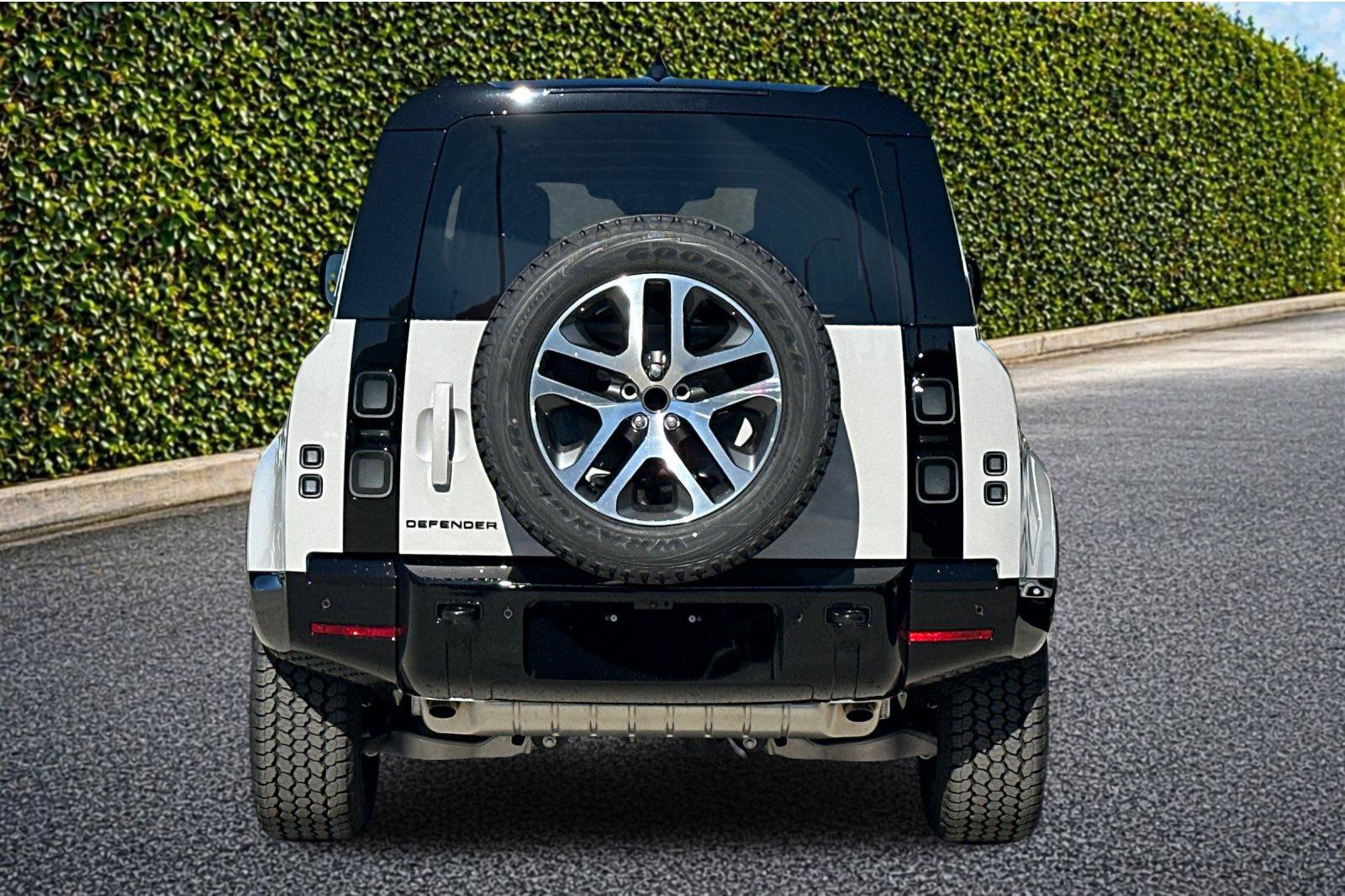 New 2026 Land Rover Defender 110 X-Dynamic SE AWD/4WD image 5