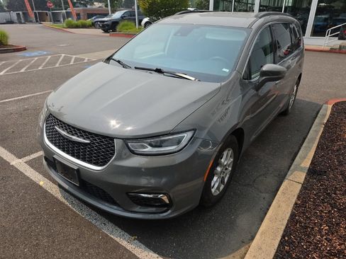 Certified 2022 Chrysler Pacifica Touring-L FWD image 2