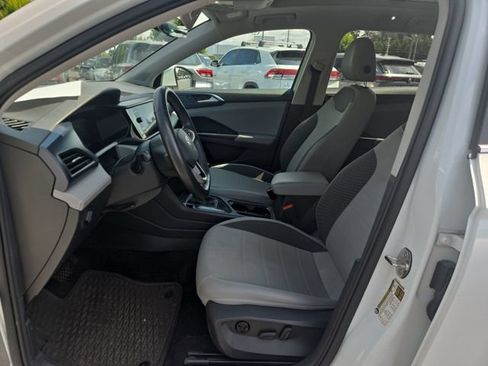 Used 2023 Volkswagen Taos SE w/ Panoramic Sunroof Package FWD image 2