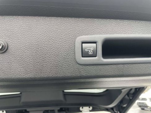 Used 2025 Toyota Sienna XLE image 50