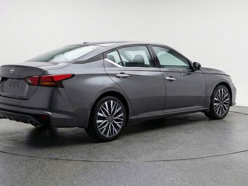 Used 2025 Nissan Altima 2.5 SV FWD image 9