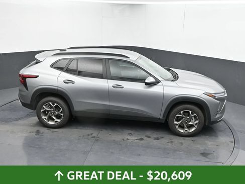 Used 2025 Chevrolet Trax LT FWD image 30