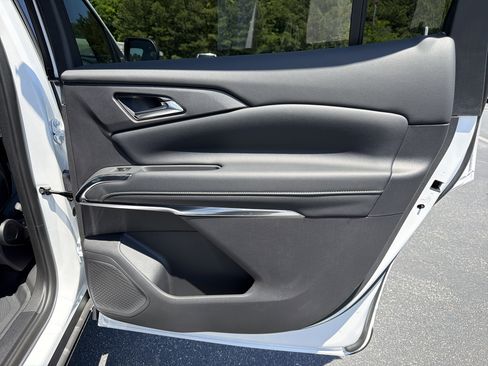 New 2026 Chevrolet Traverse LT w/ Sun and Wheel Package FWD image 17