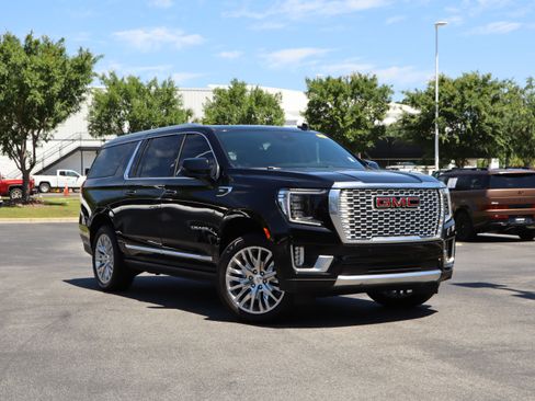 Used 2023 GMC Yukon XL Denali w/ Advanced Technology Package AWD/4WD image 2
