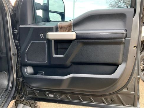 Certified 2019 Ford F250 Lariat w/ Chrome Package image 22