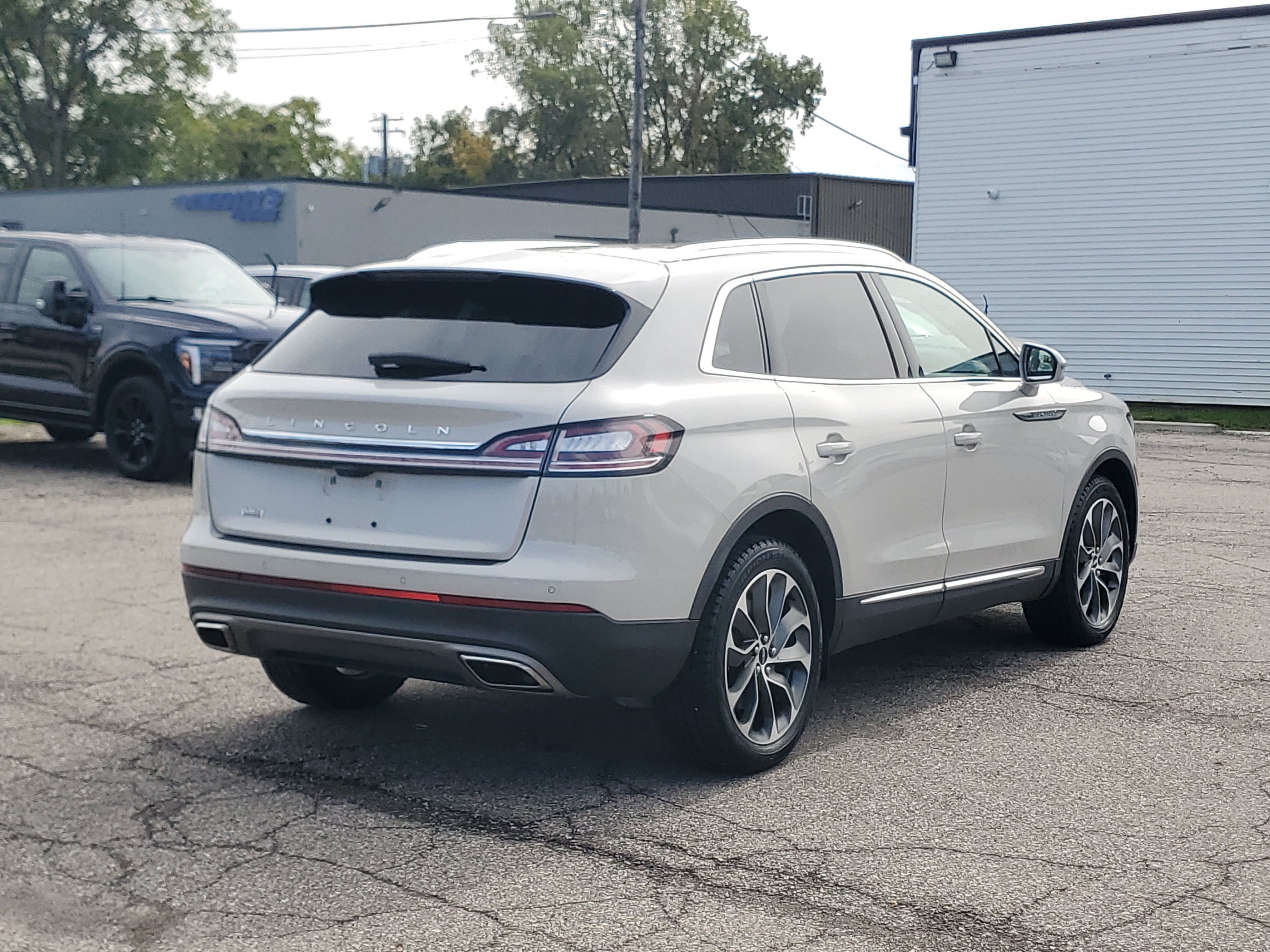 Used 2023 Lincoln Nautilus Reserve AWD/4WD image 6